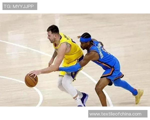 勇士队在客场击败雷霆队，展现霸气勇夺胜利